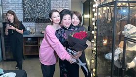 丁寧和徐若瑄拍攝《孤味》相識。（圖／翻攝自丁寧 Ding Ning臉書）