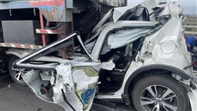 中彰大橋嚴重車禍，休旅車夾成鐵餅。（圖／翻攝畫面）