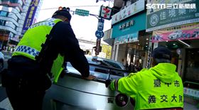 東瀛戰神NISSAN GTR在台中火車站前拋錨，員警協助推路邊。(圖/翻攝畫面)
