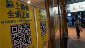 疫情持續  指揮中心籲落實防疫規範（2）本土COVID-19疫情持續，疫情指揮中心指揮官陳時中18日表示，需有「與病毒共存」心理準備，從自身防疫做起，只要落實各項防疫規範，就越有清零可能。圖為台北市餐廳推出線上點餐系統，減少接觸頻率。中央社記者裴禛攝  111年1月18日