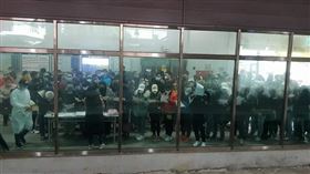 移工,採檢,桃園火車站,（圖／翻攝自臉書《爆料公社》）