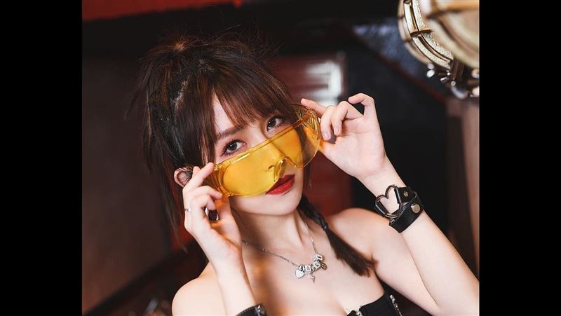 隱乳女神雙球撐爆皮衣！側乳全被看光