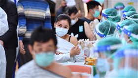 台北榮總設疫苗追加劑週末特別門診（1）COVID-19本土疫情持續，接種疫苗追加劑需求增，台北榮總開設週末特別門診，全面採網路預約制。民眾22日上午前往施打疫苗，現場秩序良好。中央社記者王飛華攝  111年1月22日