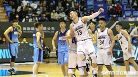 ▲呂政儒攻下20分，賽後開心和隊友慶祝。（圖／記者劉彥池攝影）