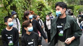 是元介帶《嗨！神獸》片中童星白潤音、林祐銓、陳京甫到臺北市立動物園校外教學。（圖／甲上娛樂提供）