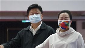 4大公投登場 傅(山昆)萁徐榛蔚投票4大公投18日投票，花蓮縣長徐榛蔚（右）偕同丈夫、國民黨立委傅(山昆)萁（左）上午9時許完成投票。中央社記者張祈攝  110年12月18日