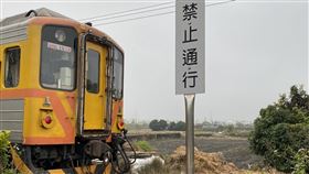 婦侵入台鐵集集線鐵軌  遭火車撞擊傷重不治台鐵集集支線二水站到源泉站間23日下午發生死傷事故，一名年約70多歲賴姓婦人步行走到桃園巷平交道附近鐵軌，遭行經區間列車撞擊，傷重不治。警方正調查釐清案情。（民眾提供）中央社記者蕭博陽彰化縣傳真  111年1月23日