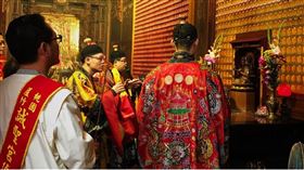 ▲新春期間入廟點燈安太歲乃國人習慣。本圖為疫情前拍攝（圖／桃園蘆竹誠聖宮提供）