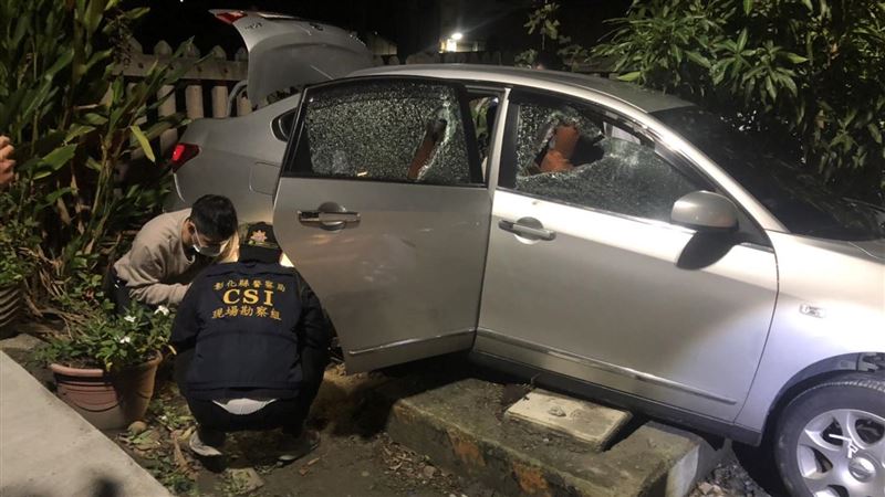男駕比賽用車趴趴走　拒停衝撞警車毀