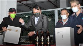 丁彥哲檢視立陶宛蘭姆酒立陶宛深色蘭姆酒遭中國拒收，台灣菸酒公司全數購入，22日在桃園酒廠貨櫃碼頭舉行拆櫃記者會，台酒董事長丁彥哲（左2）仔細檢視剛拆箱的蘭姆酒。（飲酒過量有害身體健康，未滿18歲請勿飲酒。）中央社記者施宗暉攝  111年1月22日