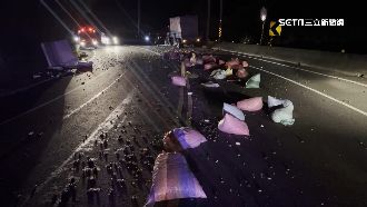 2貨車山路對撞　價值百萬檳榔撒滿地