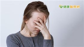 近來，NMOSD終於出現針對單一標靶治療的新單株抗體藥物，不但改善過往治療產生之副作用，同時也能降低七成至八成的復發機率，王小姐感嘆，罹病十五年後，終於等到適合的藥物。