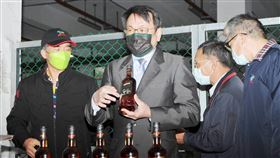 台灣菸酒公司購入立陶宛蘭姆酒（2）立陶宛深色蘭姆酒遭中國拒收，台灣菸酒公司全數購入，22日上午在桃園酒廠貨櫃碼頭舉行「購入立陶宛蘭姆酒拆櫃記者會」，台酒董事長丁彥哲（左2）等人出席，並宣布上市時程。中央社記者施宗暉攝  111年1月22日