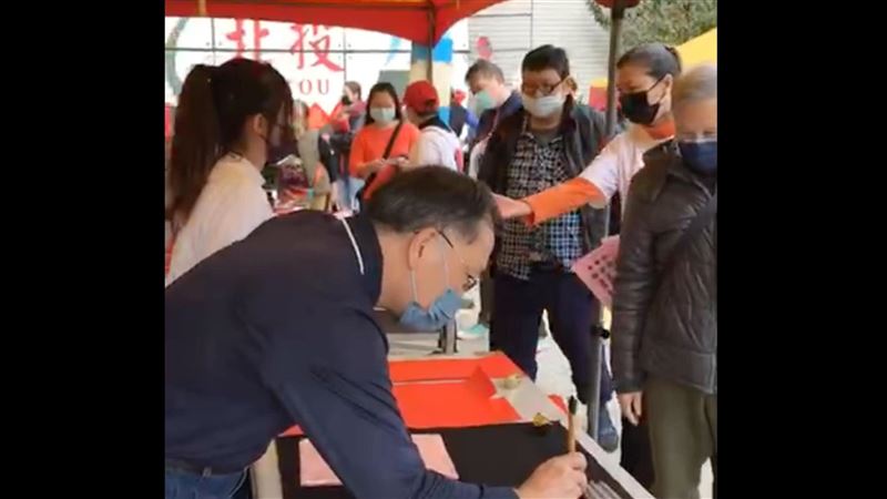 禁跑攤？北市副市長被抓包市場寫春聯