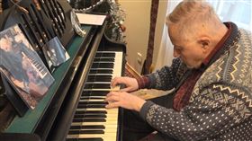 立陶宛國父為台獻奏：台灣開啟更美好世界大門維陶塔斯2011年與夫人受邀訪台，期間曾到台北的大專院校演說，並現場示範演奏，呈現立陶宛民俗樂曲中富有東方情調的五聲音階旋律。他近日再度演出相關樂曲，獻給台灣人民。中央社記者陳韻聿維爾紐斯攝  111年1月24日