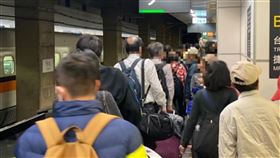 台北車站10日返鄉投票人潮。（圖／記者馮珮汶攝）