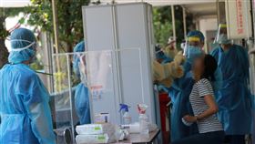 台中泰安國小快篩站　校內師生篩檢台中市西屯區泰安國小附設幼兒園女廚工確診，市府緊急成立泰安國小前進指揮所及快篩站，為校內學生進行篩檢。（慈濟醫院提供）中央社記者趙麗妍傳真  110年5月25日