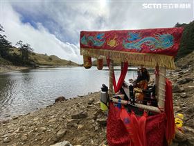 二王在七彩湖畔