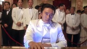 當年《賭俠2之上海灘賭聖》周星馳穿越到1937年的上海。（圖／翻攝自微博）