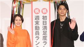 東出昌大（右三）昨在解約風波後首露面，活動上長澤雅美（左三）和其他演員都有些尷尬。（圖／翻攝自電影官方推特）