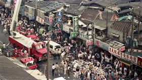 ▲1988年，臺北市林森北路一六七巷的康樂市場發生大火，圖為消防隊救災情形。（圖／聯合線上提供）