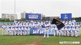 富邦悍將年度口號「WE WILL」，丘昌榮揮舞球隊大旗。（圖／記者王怡翔攝影）