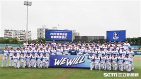 富邦悍將年度口號「WE WILL」，丘昌榮揮舞球隊大旗。（圖／記者王怡翔攝影）