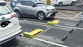 開車,車位,全聯,停車格,收費,檔板,鑽漏洞,「爆怨公社」