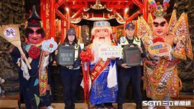 大甲警結合在地特色  請來神尊人偶一起交安宣導 要讓民眾平安過好年（圖／翻攝畫面）