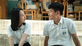 周興哲與李沐有多場在學校天台彈吉他和談心的戲。（圖／華映娛樂提供）