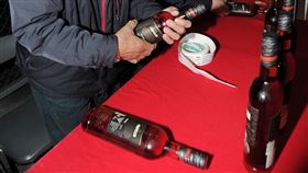 台酒購入立陶宛蘭姆酒  換標籤檢查（2）立陶宛深色蘭姆酒遭中國拒收，台酒全數購入，22日拆櫃進倉，由工作人員在桃園酒廠貨櫃碼頭檢查蘭姆酒，並逐瓶換標籤。（飲酒過量有礙健康；未成年請勿飲酒；酒後請勿開車）中央社記者施宗暉攝  111年1月22日