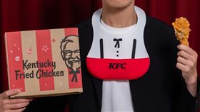 肯德基推出限定的「富貴兜來好運餐」，內含2個炸雞圍兜兜，搭配最應景的金海派富貴起司雞，為全家團圓聚餐增添吃雞樂趣。（圖／肯德基提供）