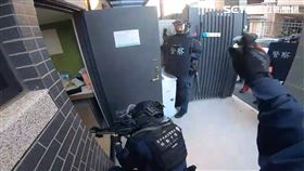 40歲賴姓嫌犯販毒，擁槍自重，放話與警方駁火，特警攻堅，丟擲震撼彈強攻，嫌犯耳鳴嚇傻，束手就擒（圖／翻攝畫面）