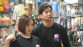 黃瀞瑩、陳宥丞宣傳民眾黨募款小物