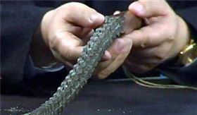 女子宣稱擁有成吉思汗的馬鞭（圖／翻攝自騰訊網）