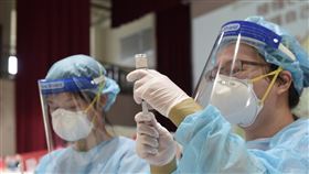 花蓮年貨大街26日至30日設疫苗施打站為衝高疫苗接種率，花蓮縣衛生局到各鄉鎮市巡迴施打BNT疫苗，並規劃26日至30日在花蓮市年貨大街設置疫苗施打站。中央社記者李先鳳攝  111年1月24日