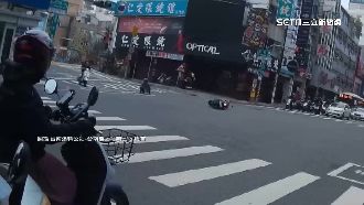 機車拋飛站起來　騎士控鐵軌高低害摔