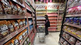 唐吉訶德2號店即將開幕（3）日本知名零售連鎖店「驚安殿堂 唐吉訶德」台灣2號店「DON DON DONKI忠孝新生店」將在20日開幕，新增推車方便消費者輕鬆購物。中央社記者徐肇昌攝  111年1月19日