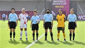 台灣女裁判第一人  王婕執哨亞洲盃女足小組賽中華民國足球協會24日發布新聞稿表示，台灣裁判王婕（持球者）在女子亞洲盃小組賽澳洲對上菲律賓的比賽中執法，是台灣足球史上女性裁判第一人，也是台灣女子裁判「執哨」最高等級的國際賽。（中華民國足球協會提供）中央社記者黃巧雯傳真  111年1月24日