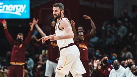 ▲「愛神」勒夫（Kevin Love）單場進6球都是三分。（圖／翻攝自騎士推特）