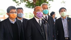 行政院長蘇貞昌25日上午視察龜山集中檢疫。（圖／行政院提供)