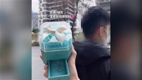 10年閨密生日男友「秒送項鍊」！正宮慶生只吃牛排傻眼（圖／翻攝自爆怨2公社）