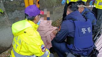 翁上山採藥跌水溝　幸運被警發現救起
