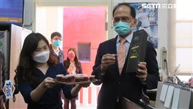 立法院長游錫堃開箱立陶宛蘭姆酒。（圖／記者盧素梅攝影)