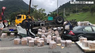 石碇嚴重車禍！貨車翻覆1死2傷
