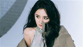 楊冪擁有精緻臉蛋和玲瓏有緻好身材。（圖／翻攝自微博）