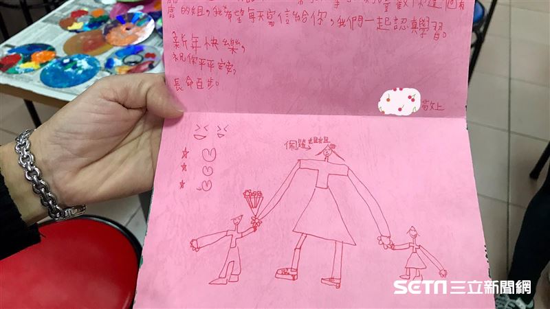 卡片字跡歪斜、有錯字　背後真相催淚