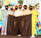 新男團ALL IN 5發片記者會炎亞綸還特別拱ALL IN 5一起穿上這件大尺碼牛仔褲。（記者邱榮吉/攝影）