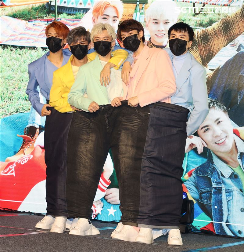 新男團ALL IN 5發片記者會炎亞綸還特別拱ALL IN 5一起穿上這件大尺碼牛仔褲。（記者邱榮吉/攝影）
