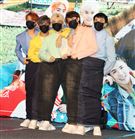 新男團ALL IN 5發片記者會炎亞綸還特別拱ALL IN 5一起穿上這件大尺碼牛仔褲。（記者邱榮吉/攝影）